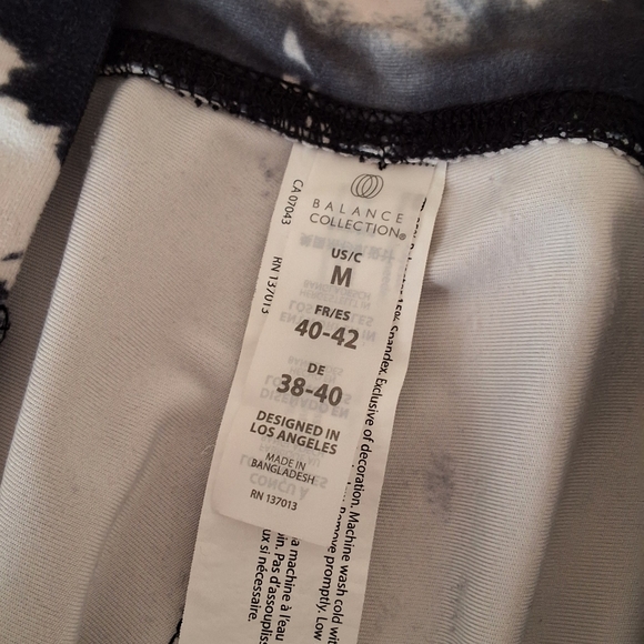 💥SALE💥Balance Collection, Medium, Black & White Varigated Leggings - Picture 2 of 6